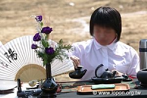 獻茶禮：鹿野苑學員為現場來賓泡茶