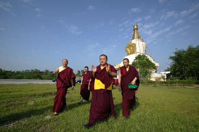 2008年11月17日，第十四世夏瑪巴法王親臨噶瑪寺，授記大佛預定地，賜予無上加持。