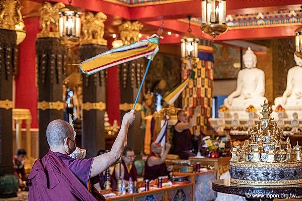 噶瑪噶居寺當每年舉行恭誦大藏經法會，為台灣、為全世界祈福。宛如佛涅槃後之三藏結集，佛法僧三寶一時圓滿具足，神聖無比。
