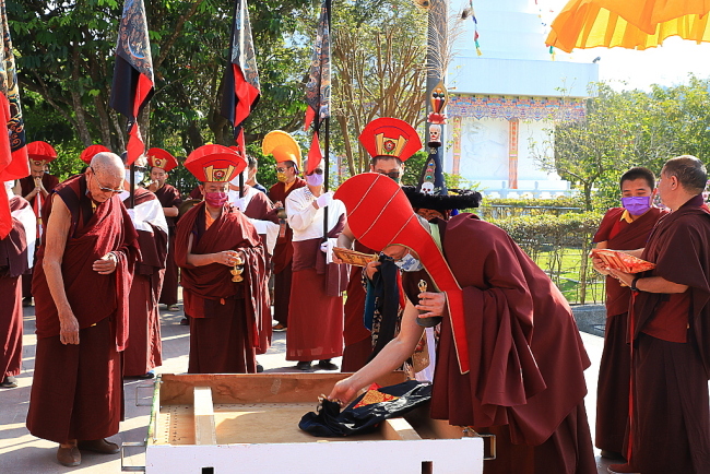 上師仁波切和喇嘛們返回寺前，將多瑪底座翻倒在地，予以結界。
