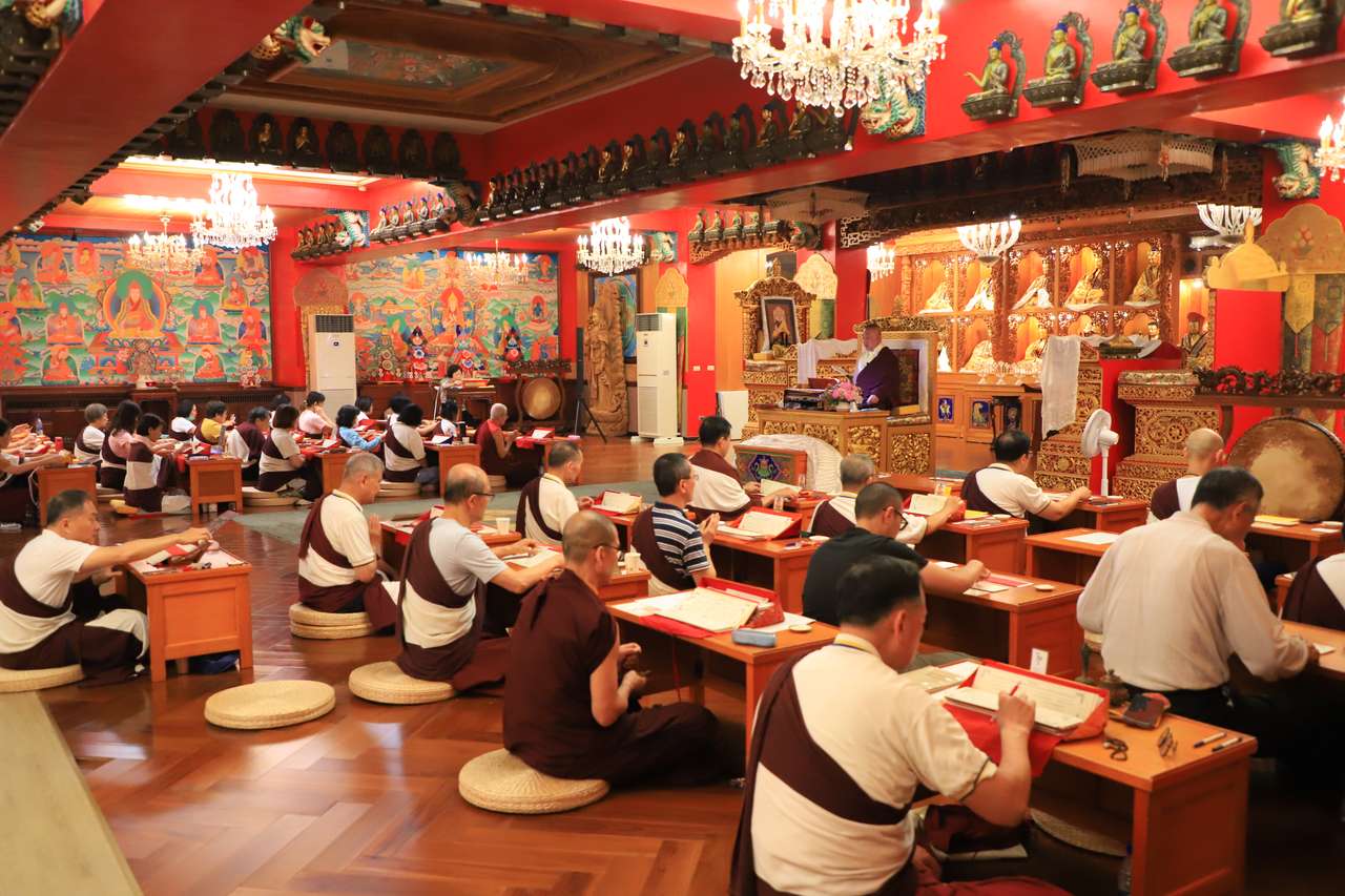 上師教授並帶領大家實修