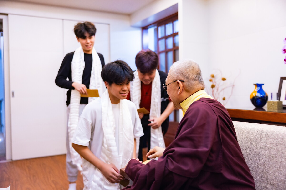 弟子帶著孩子前來,神似的容顏宛若當年;有種感情,可以代代相傳,不停息。