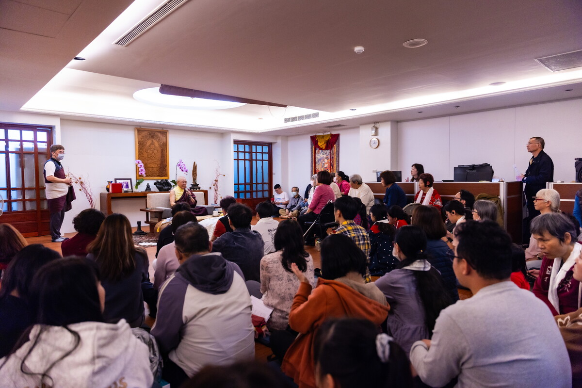 圍坐在 上師跟前,聽聞智慧般若,讓心靈沉澱,獲得安定的力量;這就是最大的祝福。