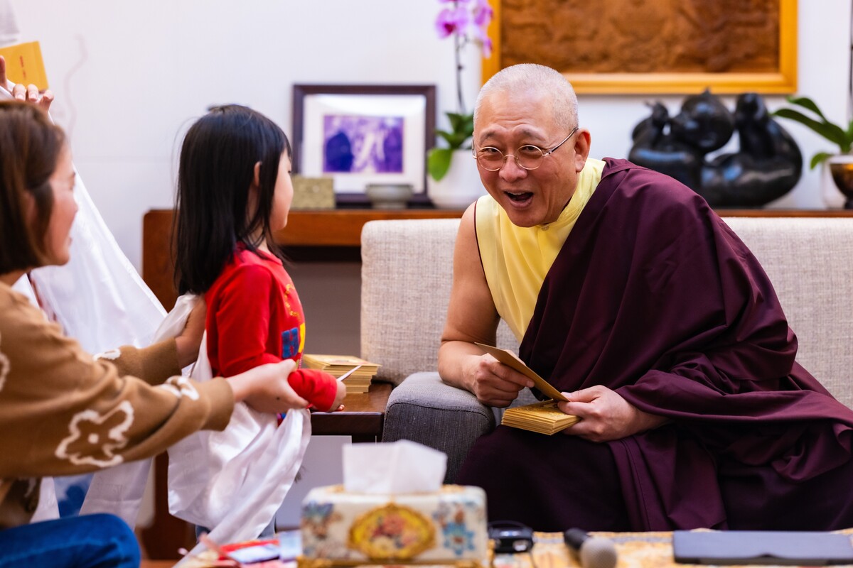 傾身傾聽稚嫩的童音,純真之情最簡單,也最動人。