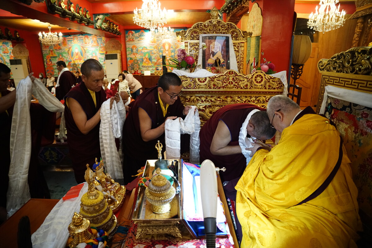 堪布、喇嘛們將手中的聖物以純白卡達依序敬獻。