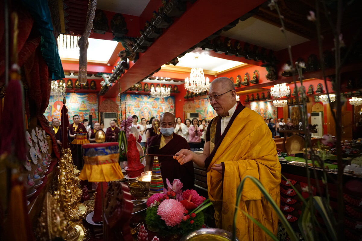 上師仁波切向莊嚴的長壽佛壇城點燈焚香供養