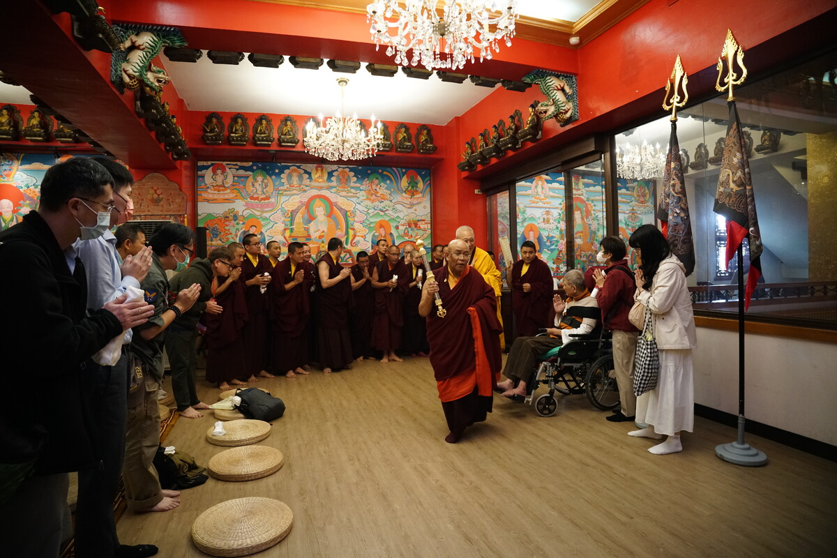 來自隆德寺和在台喇嘛與信眾恭迎 上師仁波切陞座