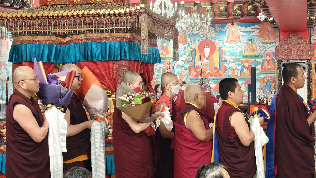 僧團魚貫向 家師敬獻身、語、意、功德、事業供養。