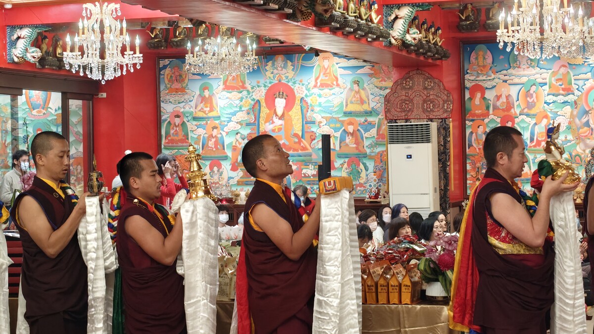 僧團魚貫向 家師敬獻身、語、意、功德、事業供養;長壽佛像、法本、舍利塔,還有十字金剛杵……