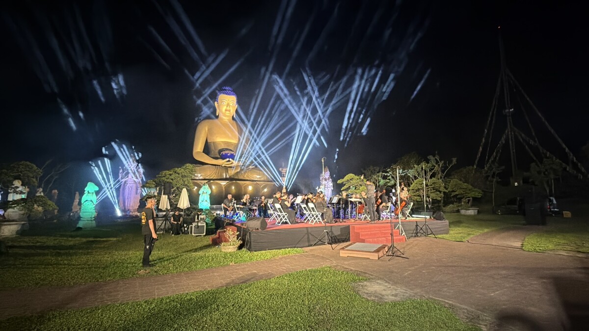 舞台上,五光十色的燈光烘托樂音悠揚。