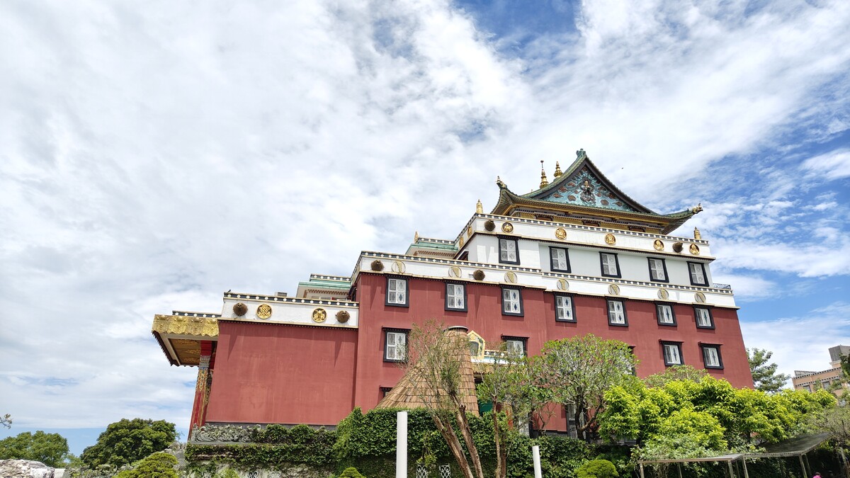 殿宇前方仍為陰雲所籠,後方卻已透出蔚藍天光,晴陰之界恰好落於殿頂,形成一道莊嚴界線。 殿宇前方仍為陰雲所籠,後方卻已透出蔚藍天光,晴陰之界恰好落於殿頂,形成一道莊嚴界線。