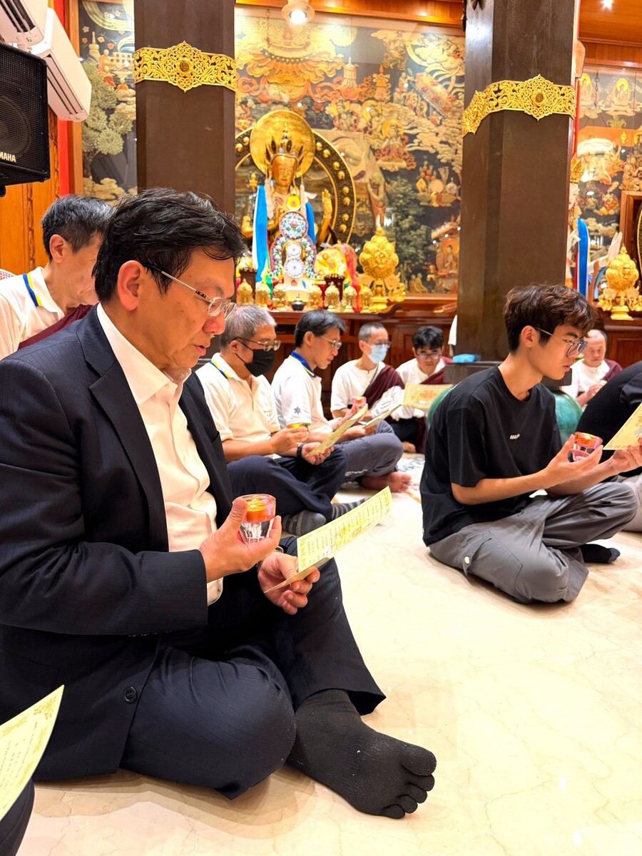 信眾齊集如來殿七佛前,虔誠唱誦《供燈祈願文》 信眾齊集如來殿七佛前,虔誠唱誦《供燈祈願文》