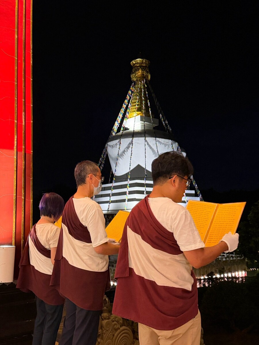 執事們以名字呼請,以燈火引路,是跨越陰陽的召喚,也是深切的掛念。 執事們以名字呼請,以燈火引路,是跨越陰陽的召喚,也是深切的掛念。