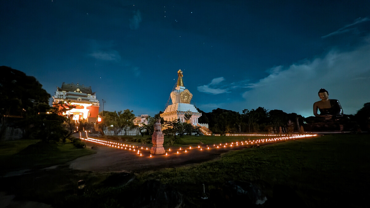 地面上的油燈排成一條溫柔的光徑,從菩提佛塔、大佛前,一路延伸至如來殿門口。 地面上的油燈排成一條溫柔的光徑,從菩提佛塔、大佛前,一路延伸至如來殿門口。