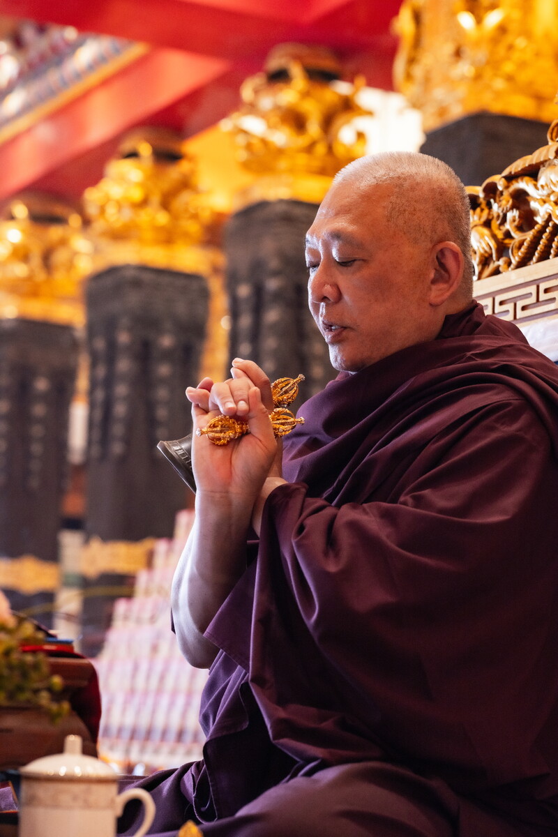 密壇於上師心中顯化,賜灌頂、除業障,令欲度者化生極樂。 密壇於上師心中顯化,賜灌頂、除業障,令欲度者化生極樂。