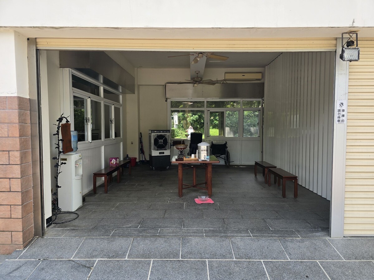 山門一側的接待室目前簡單配置,期望透過整建,能更好地服務十方信眾。 山門一側的接待室目前簡單配置,期望透過整建,能更好地服務十方信眾。