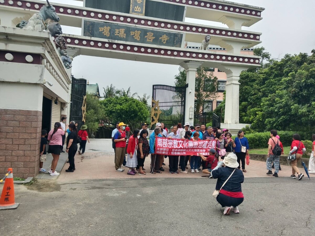 噶瑪寺山門的三層平台,代表佛教三乘法門:小乘、大乘、金剛乘。 噶瑪寺山門的三層平台,代表佛教三乘法門:小乘、大乘、金剛乘。