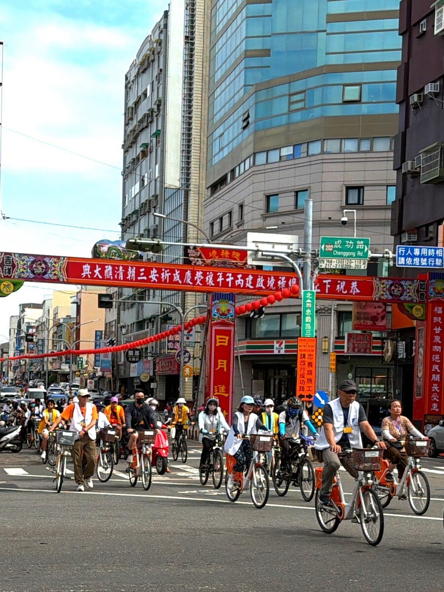 假日的府城街頭,多元而熱鬧。 假日的府城街頭,多元而熱鬧。