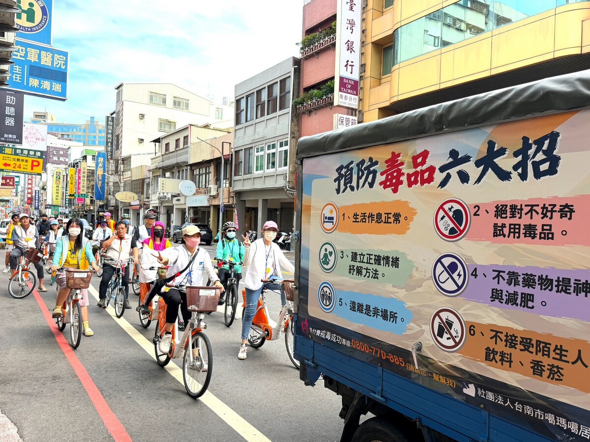 宣傳車放送反毒理念。 宣傳車放送反毒理念。