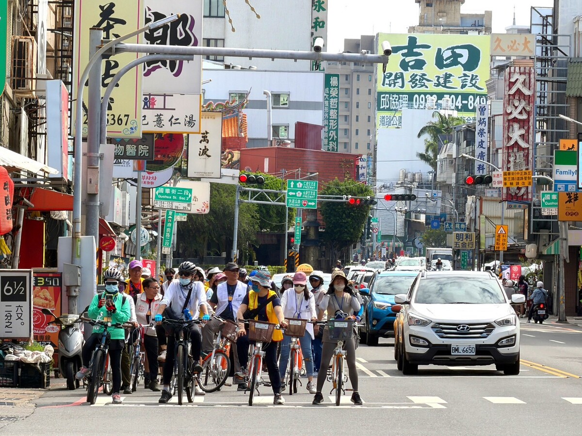 行過市區的街道。 行過市區的街道。