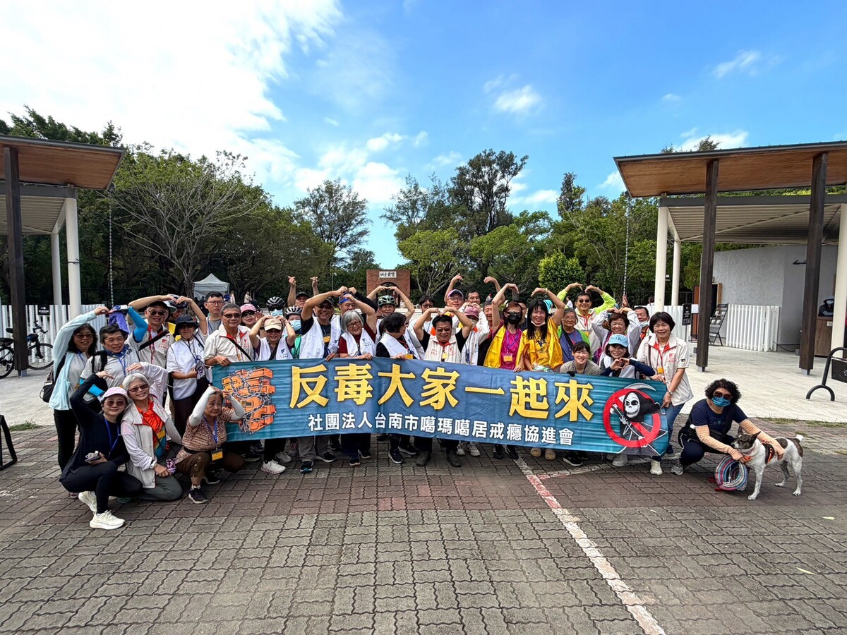 億載金城前合影。 億載金城前合影。